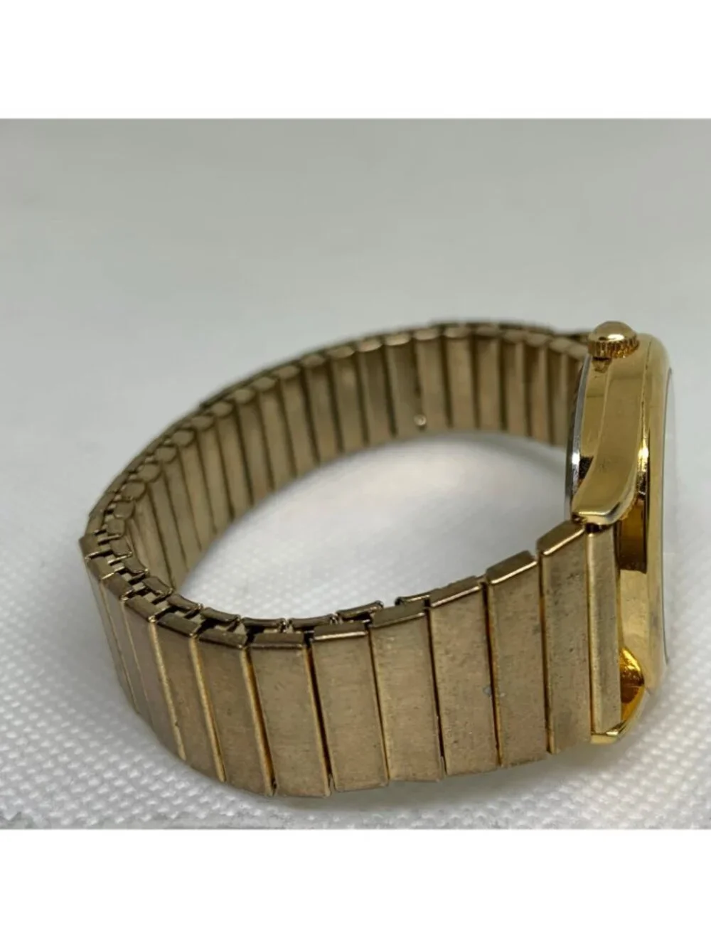Vintage Gold tone women’s quartz analog watch 32mm  stretch band running